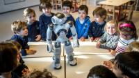Des élèves de maternelle interagissent avec le robot éducatif et interactif Nao dans un établissement sur le campus universitaire de l'École polytechnique fédérale de Lausanne, en Suisse, le 23 février 2024