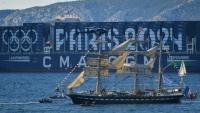 Le trois-mâts Belem transportant la flamme olympique, arrive près du port de Marseille, le 8 mai 2024