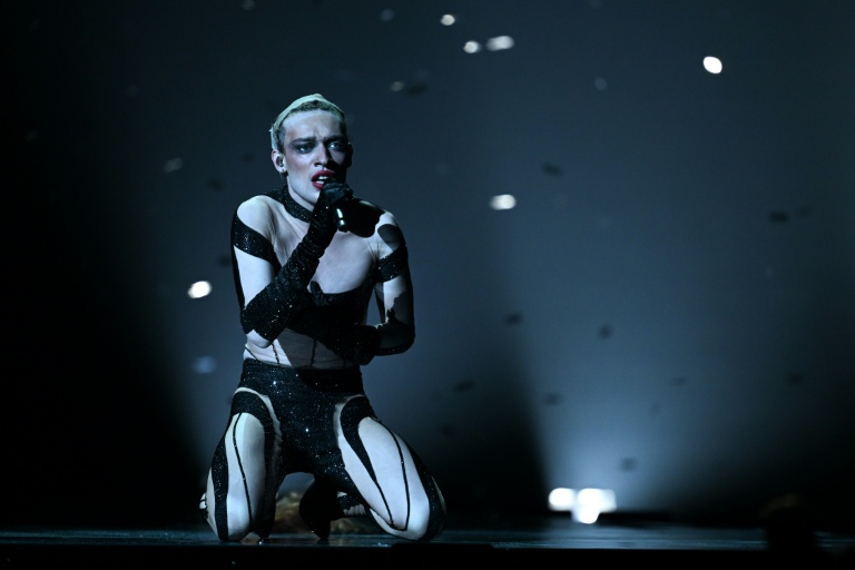 L'artiste suisse Nemo, qui a remporté l'Eurovision 2024, lors d'une répétition de la finale de l'Eurovision, à Bâle en Suisse le 16 mai 2025