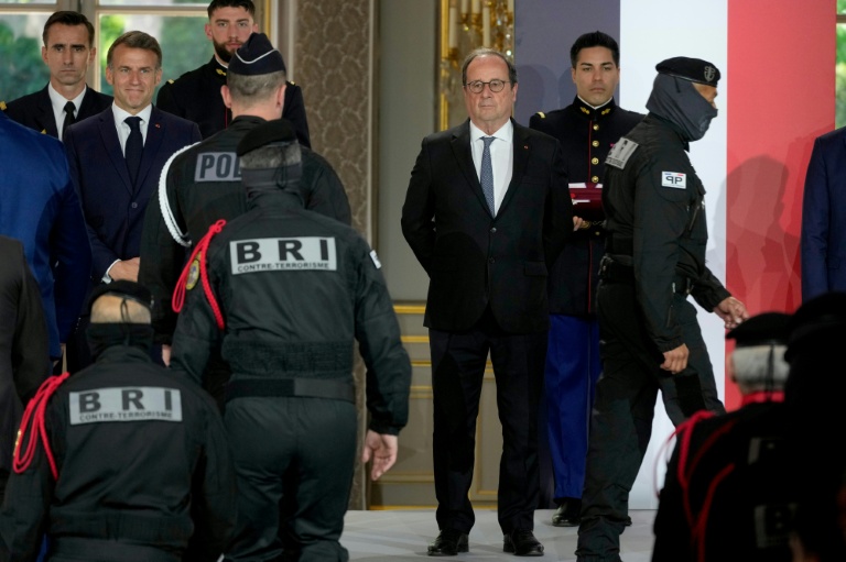 Le président Emmanuel Macron (2e g) et son prédécesseur François Hollande (2e d) assistent à une cérémonie en l'honneur des policiers intervenus au Bataclan pendant attentats du 13 novembre 2015, à l'Élysée, le 21 avril 2026 à Paris
