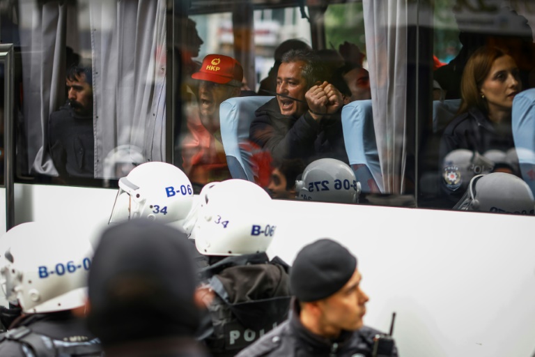 Des manifestants dans un bus après avoir été arrêtés par la police alors qu'ils tentaient de se rendre place Taksim, à Istanbul, lors d'un rassemblement à l'occasion de la Journée internationale des travailleurs, le 1er mai 2025