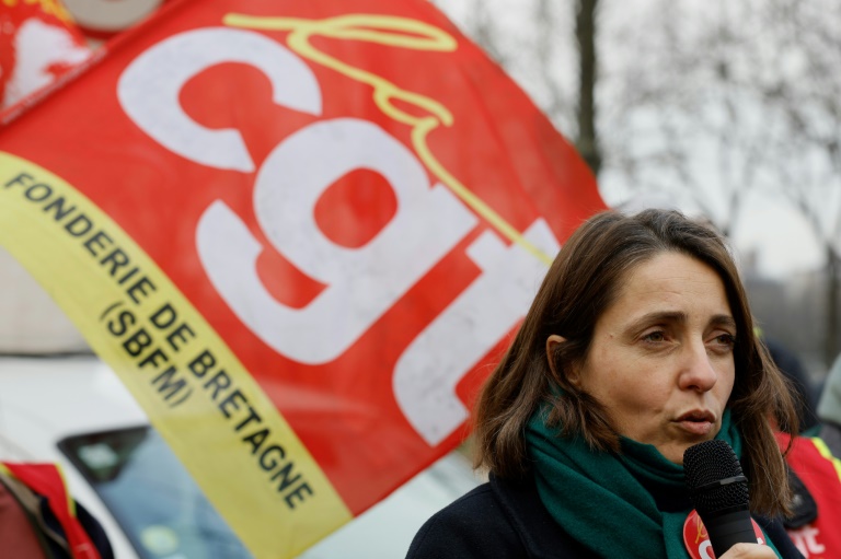 La secrétaire générale de la Confédération Générale du Travail (CGT) Sophie Binet s'adresse aux travailleurs de Renault-Stellantis et aux membres de la CGT lors d'une manifestation contre le PDG de Renault Luca De Meo avant son audition à l'Assemblée Nationale, aux Invalides à Paris, le 4 février 2025