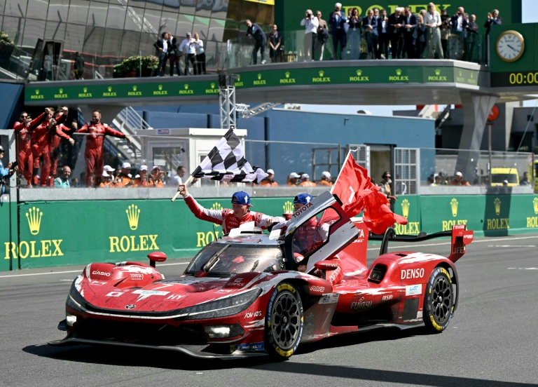 Mike Conway, Kamui Kobayashi et Nyck de Vries célèbre la victoire de la Toyota N.7 au Mans le 14 juin 2026