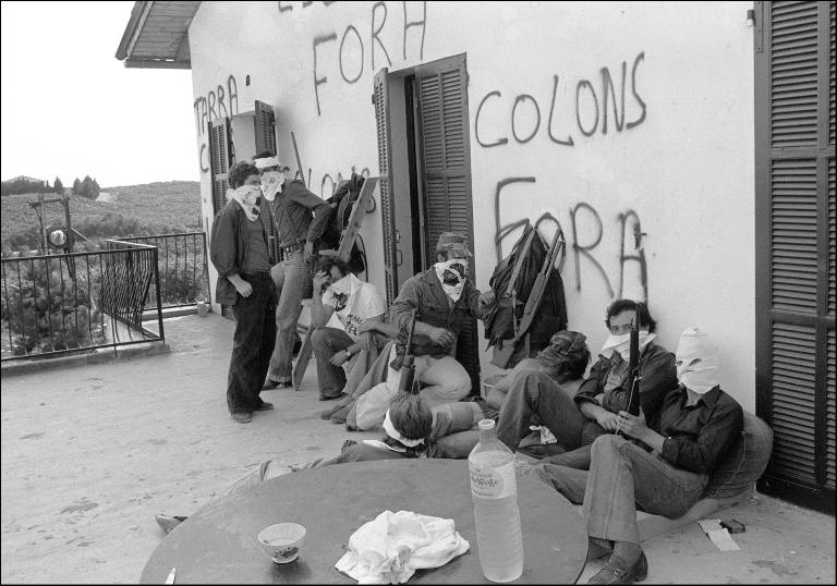 Des autonomistes corses masqués et armés devant une cave viticole pendant une prise d'otages à Aléria, le 21 août 1975 en Haute-Corse