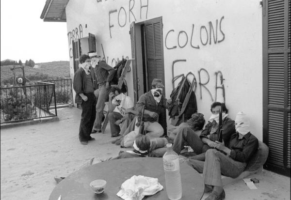 Des autonomistes corses masqués et armés devant une cave viticole pendant une prise d'otages à Aléria, le 21 août 1975 en Haute-Corse