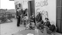 Des autonomistes corses masqués et armés devant une cave viticole pendant une prise d'otages à Aléria, le 21 août 1975 en Haute-Corse