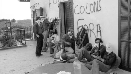 Des autonomistes corses masqués et armés devant une cave viticole pendant une prise d'otages à Aléria, le 21 août 1975 en Haute-Corse
