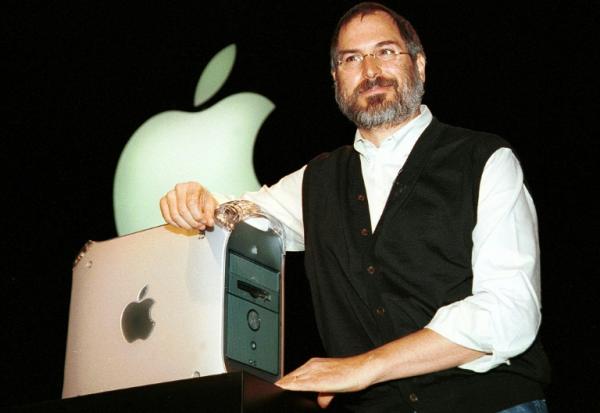 Le PDG par intérim et cofondateur d'Apple Computer, Steve Jobs, présente le nouvel ordinateur Power Mac G4, désormais disponible au public, le 31 août 1999 à San Francisco, en Californie