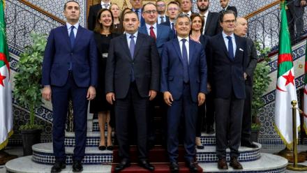 Le ministre algérien de la Justice, Lotfi Boudjemaa (au centre à gauche), reçoit le ministre français de la Justice, Gérald Darmanin (au centre à droite), lors d’une réunion bilatérale au siège du ministère à Alger, le 18 mai 2026