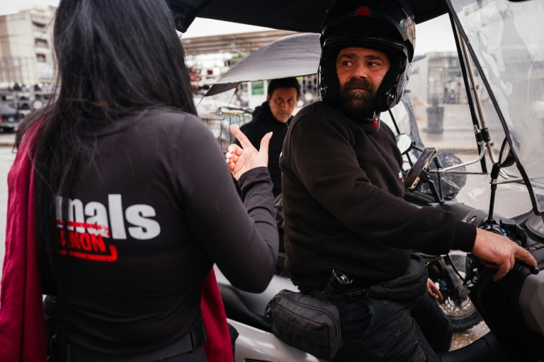 Des membres l'ONG libanaise Animals Lebanon se dirigent vers la banlieue sud de Beyrouth pour sauver des animaux que leurs propriétaires n'ont pas réussi à emmener dans leur fuite, le 26 mars 2026