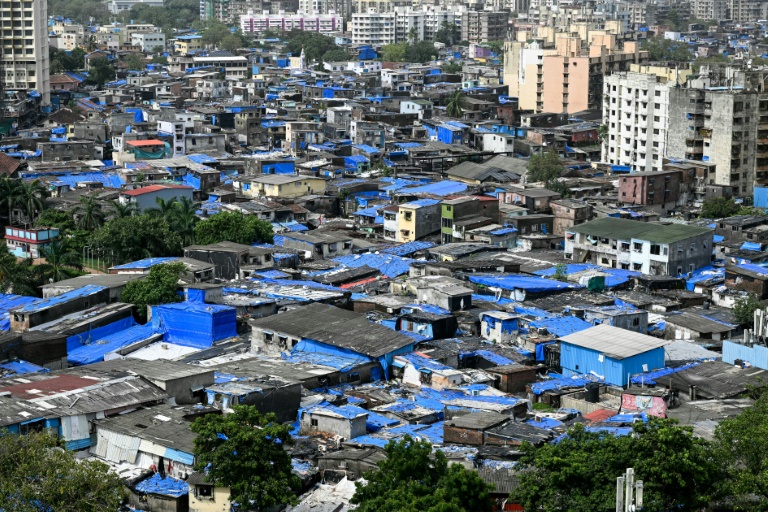 Des immeubles résidentiels autour du bidonville de Dharavi, le 12 juillet 2025 à Bombay, en Inde