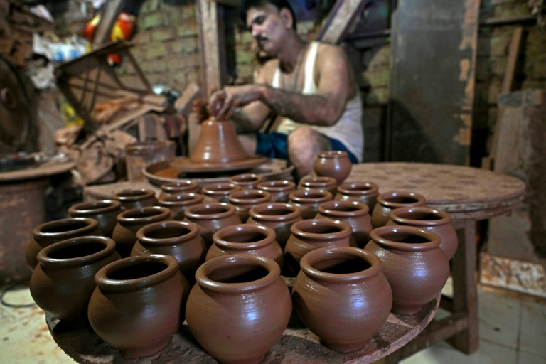 Un potier dans son atelier du bidonville de Dharavi, le 16 juillet 2025 à Bombay, en Inde