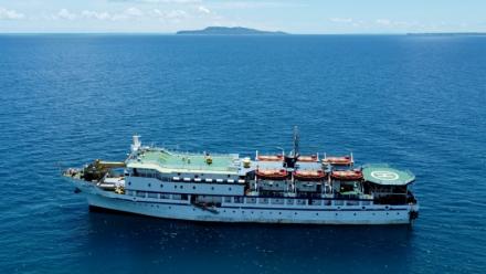 Photo aérienne prise le 30 mars 2026 du ferry Kalighat dans les eaux près de l'île Teressa, dans l'archipel indien des Andaman-et-Nicobar 