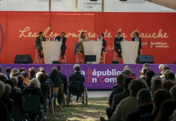 La secrétaire nationale des Écologistes, Marine Tondelier (x, f), le chef du parti Place publique et député européen, Raphaël Glucksmann (2e g), le premier secrétaire du PS Olivier Faure (2e d) et le président du Parti radical de gauche (PRG) Guillaume Lacroix (d) lors de la 5e édition des "Rencontres de la Gauche" à Bram, le 27 septembre 2025 dans l'Aude