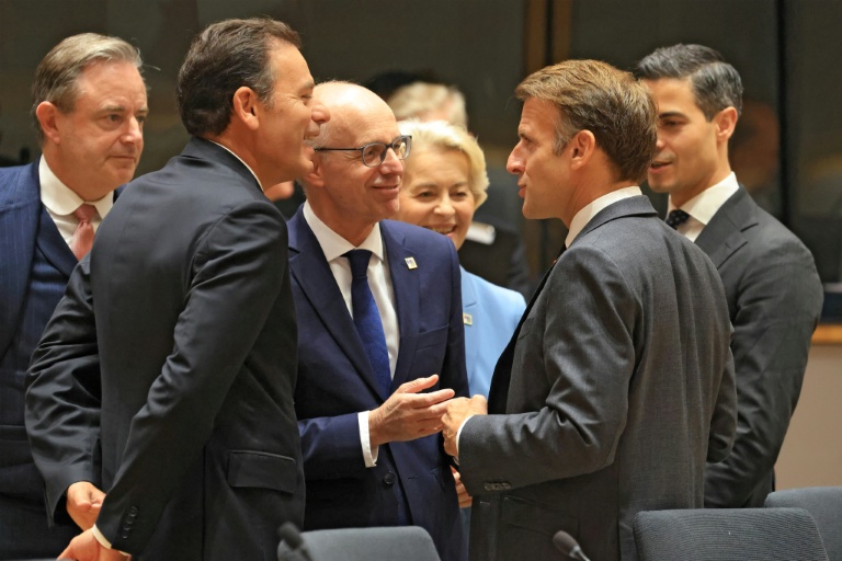 Des dirigeants européens, dont le président français Emmanuel Macron (g) lors d'un sommet de l'UE à Bruxelles, le 15 octobre 2026