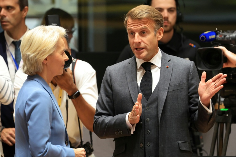 Le président français Emmanuel Macron et la présidente de la Commission européenne, le 15 octobre 2026 à Bruxelles
