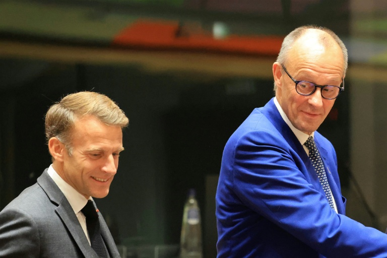 Le président français Emmanuel Macron (g) et le chancelier allemand Friedrich Merz lors d'un sommet de l'UE à Bruxelles, le 15 octobre 2026