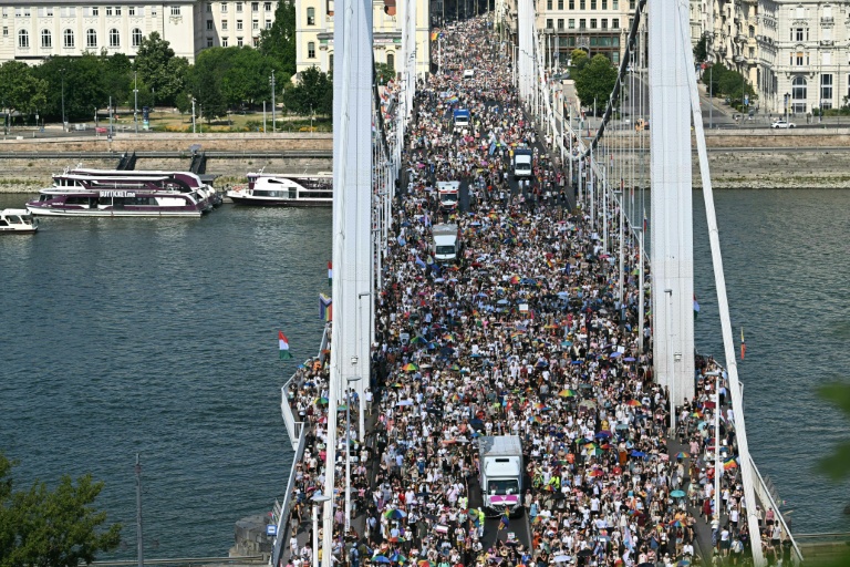 Vue aérienne des participants à la marche des fiertés, sur le pont Elisabeth à Budapest, le 27 juin 2026 en Hongrie