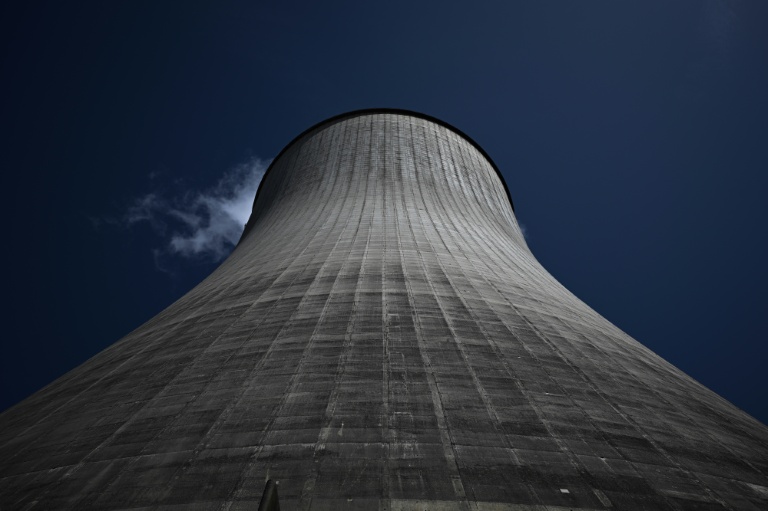 L'une des deux tours de refroidissement de la centrale nucléaire de Civaux, dans la Vienne, le 24 juin 2026