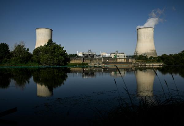 Les deux tours de refroidissement de la centrale nucléaire de Civaux, dans la Vienne, le 24 juin 2026