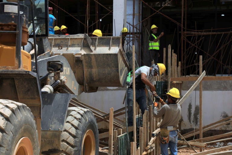 Des ouvriers sur le chantier de l'hôpital central Al-Wahda, construit à Derna dans le cadre des travaux de réhabilitation,  le 17 mai 2026
