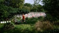 Un homme travaille dans le potager collectif du "Quartier libre des Lentillères", une ZAD urbaine à Dijon, le 3 août 2025 en Côte d'Or