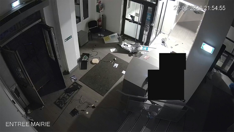 Capture d'écran d'une vidéo de surveillance de la mairie, partiellement pixélisée avant d'être diffusée par le maire de Fresnes, le 28 mars 2026, montrant des intrus cagoulés pénétrant par effraction dans la mairie de Fresnes dans la nuit du 28 mars 2026