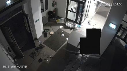 Capture d'écran d'une vidéo de surveillance de la mairie, partiellement pixélisée avant d'être diffusée par le maire de Fresnes, le 28 mars 2026, montrant des intrus cagoulés pénétrant par effraction dans la mairie de Fresnes dans la nuit du 28 mars 2026