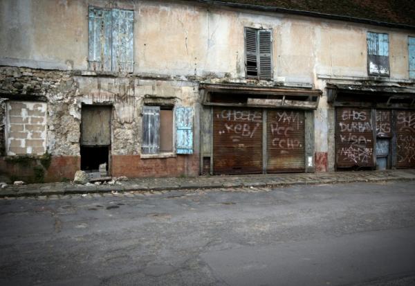 Une rue du village abandonné de Goussainville, le 26 novembre 2013, dans le Val-d'Oise