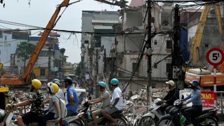 Un immeuble d'habitation démoli dans le cadre de grands travaux décidés par les autorités vietnamiennes pour la capitale Hanoï, le 18 mai 2026