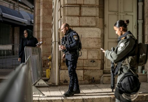 Barrage de la police israélienne filtrant les accès à l’église du Saint-Sépulcre où est célébrée la messe de Pâques, à huis clos en raison de la guerre, dans la vieille ville de Jérusalem, le 5 avril 2026 