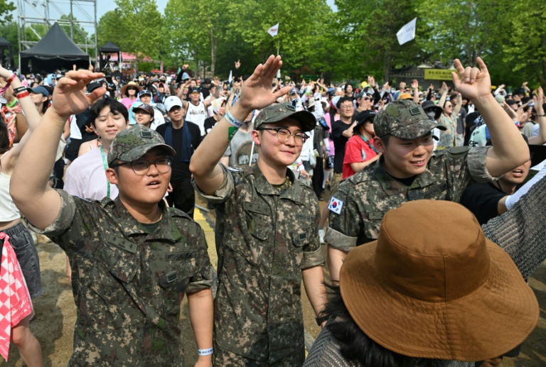Des soldats assistent au DMZ Peace Train Festival à Cheorwon, le 14 juin 2026 en Corée du Sud, près de la frontière avec la Corée du Nord