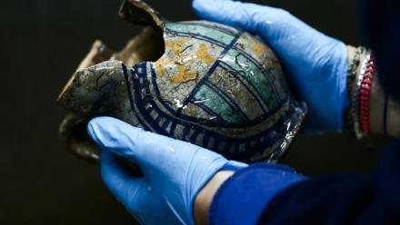 Une cruche en céramique, récupérée sur l'épave du Camarat 4, lors de son analyse au laboratoire du Drassm à Marseille, le 16 avril 2026