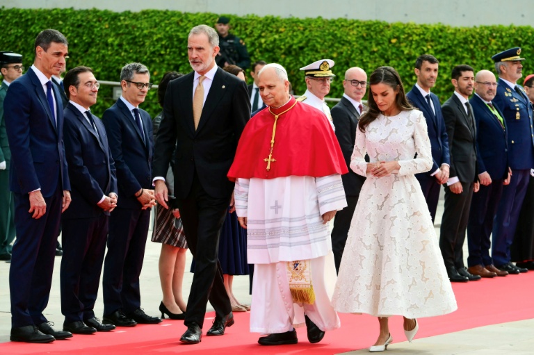 Le pape Léon XIV (C) accueilli à l'aéroport par le roi d'Espagne Felipe VI (G) et la reine Letizia, le 6 juin 2026 à Madrid