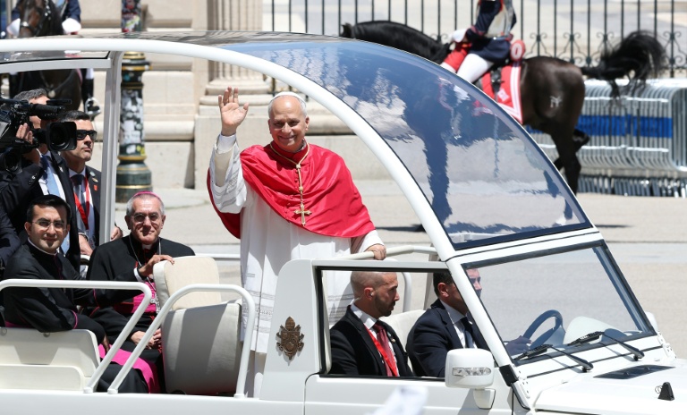 Le pape Léon XIV salue la foule après avoir quitté le palais royal à Madrid, le 6 juin 2026 