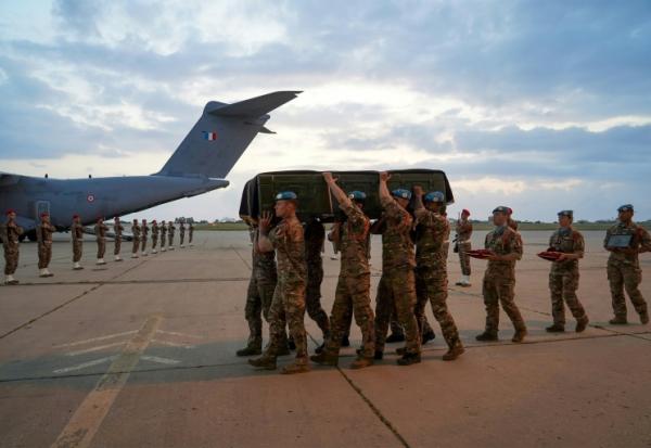 Photo prise et diffusée le 19 avril 2026 par la Force intérimaire des Nations Unies au Liban (Finul), montrant le cercueil du défunt sergent-chef Florian Montorio, lors d'un hommage sur le tarmac de l'aéroport international de Beyrouth, au Liban, avant son rapatriement en France