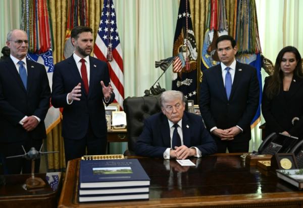 De gauche à droite: l'ambassadeur d'Israël Yechiel Leiter, le vice-président américain JD Vance, le président Donald Trump, le secrétaire d'Etat Marco Rubio et l'ambassadrice du Liban Nada Hamadeh Moawad, le 23 avril 2026 à la Maison-Blanche