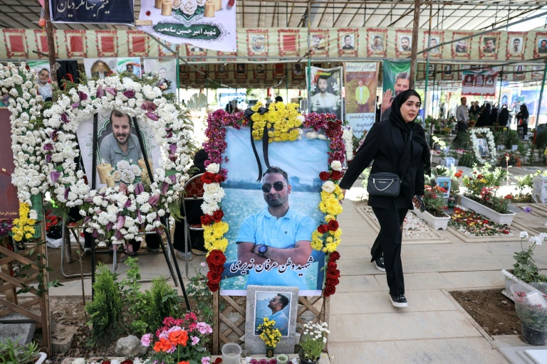 Les tombes de victimes des bombardements israélo-américains dans le cimetière Behest Zahra de Téhéran, le 23 avril 2026