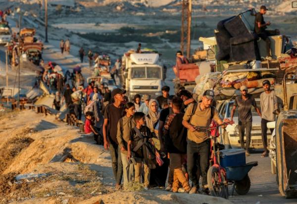 Des Palestiniens fuient la ville de Gaza en direction du sud, le 13 septembre 
2025