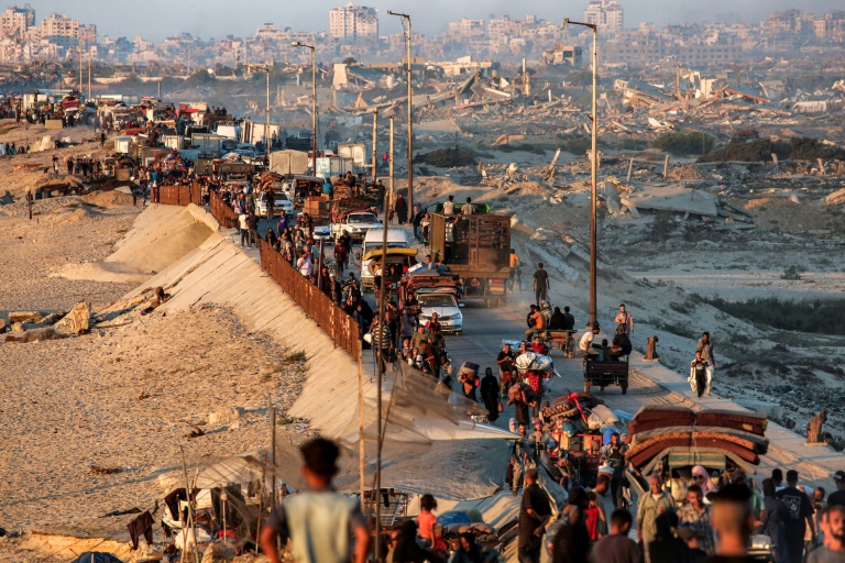 Des Palestiniens fuient la ville de Gaza en direction du sud, le 13 septembre 2025