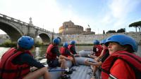 Des personnes naviguent en canot pneumatique sur le Tibre, passant devant le château Saint-Ange, sur un tronçon du fleuve situé entièrement dans la zone urbaine du centre de Rome, le 14 août 2026