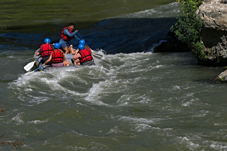 Des personnes naviguent en canot pneumatique sur le Tibre, sur un tronçon du fleuve situé entièrement dans la zone urbaine du centre de Rome, le 14 août 2026