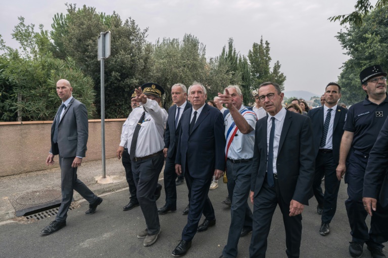 François Bayrou flanqué du ministre de l'Intérieur Bruno Retailleau et du ministre adjoint de l'Intérieur François-Noël Buffet à Saint-Laurent-de-la-Cabrerisse dans l'Aude, le 6 août 2025