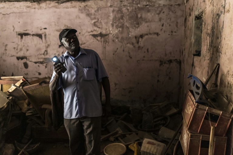 L'enseignant en histoire Mamadou Diallo dans un ancien entrepôt d'esclaves du bâtiment Maurel et Prom, le 28 juillet 2026 à Saint-Louis, au Sénégal