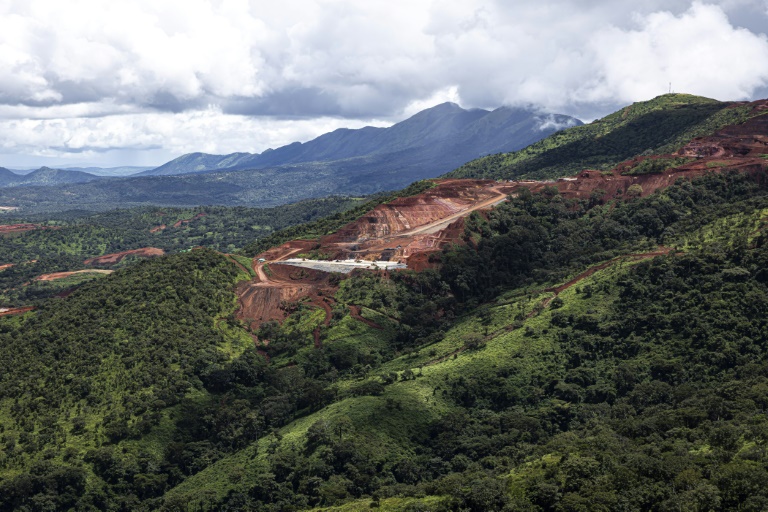 Vue aérienne de la mine de SimFer, dans la chaîne de montagne de Simandou en Guinée, le 2 septembre 2025
