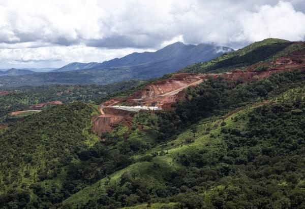 Vue aérienne de la mine de SimFer, dans la chaîne de montagne de Simandou en Guinée, le 2 septembre 2025