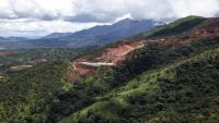 Vue aérienne de la mine de SimFer, dans la chaîne de montagne de Simandou en Guinée, le 2 septembre 2025