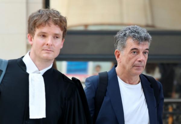 L'agent immobilier et ex-animateur de télévision Stéphane Plaza (d) arrive avec l'un de ses avocats pour son procès en appel pour violences conjugales à Paris, le 26 juin 2026