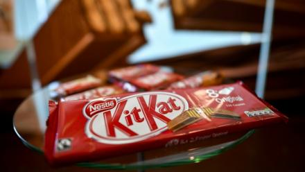 Des barres chocolatées KitKat exposées dans le showroom du géant suisse de l'agroalimentaire Nestlé, le 20 octobre 2016 à Vevey, en Suisse