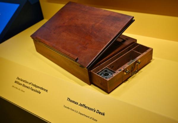Le bureau de Thomas Jefferson, sur lequel il a rédigé la Déclaration d'indépendance, exposé lors d'une avant-première presse de l'exposition "American Aspirations" au Smithsonian à Washington, le 28 mai 2026